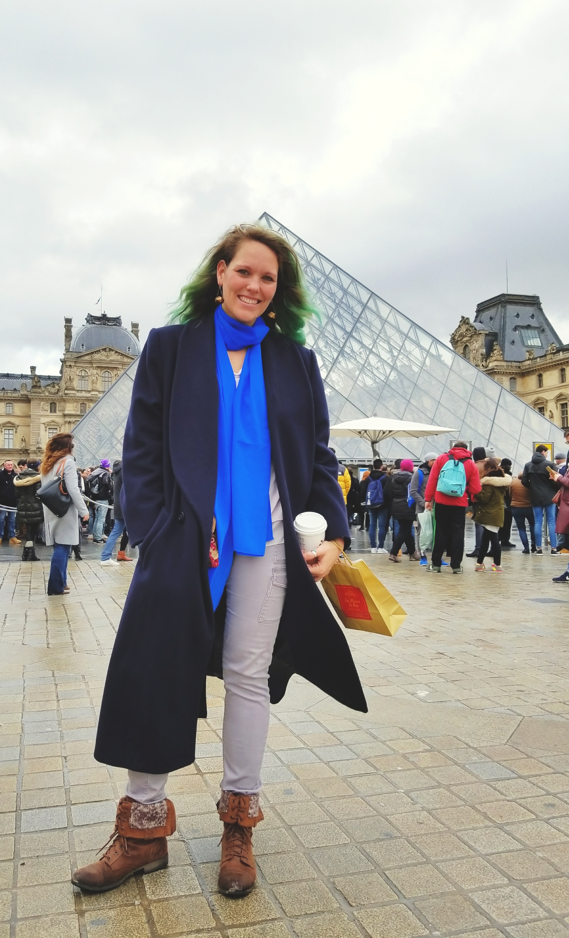 Lizzie Does Paris - stopping by the Louvre