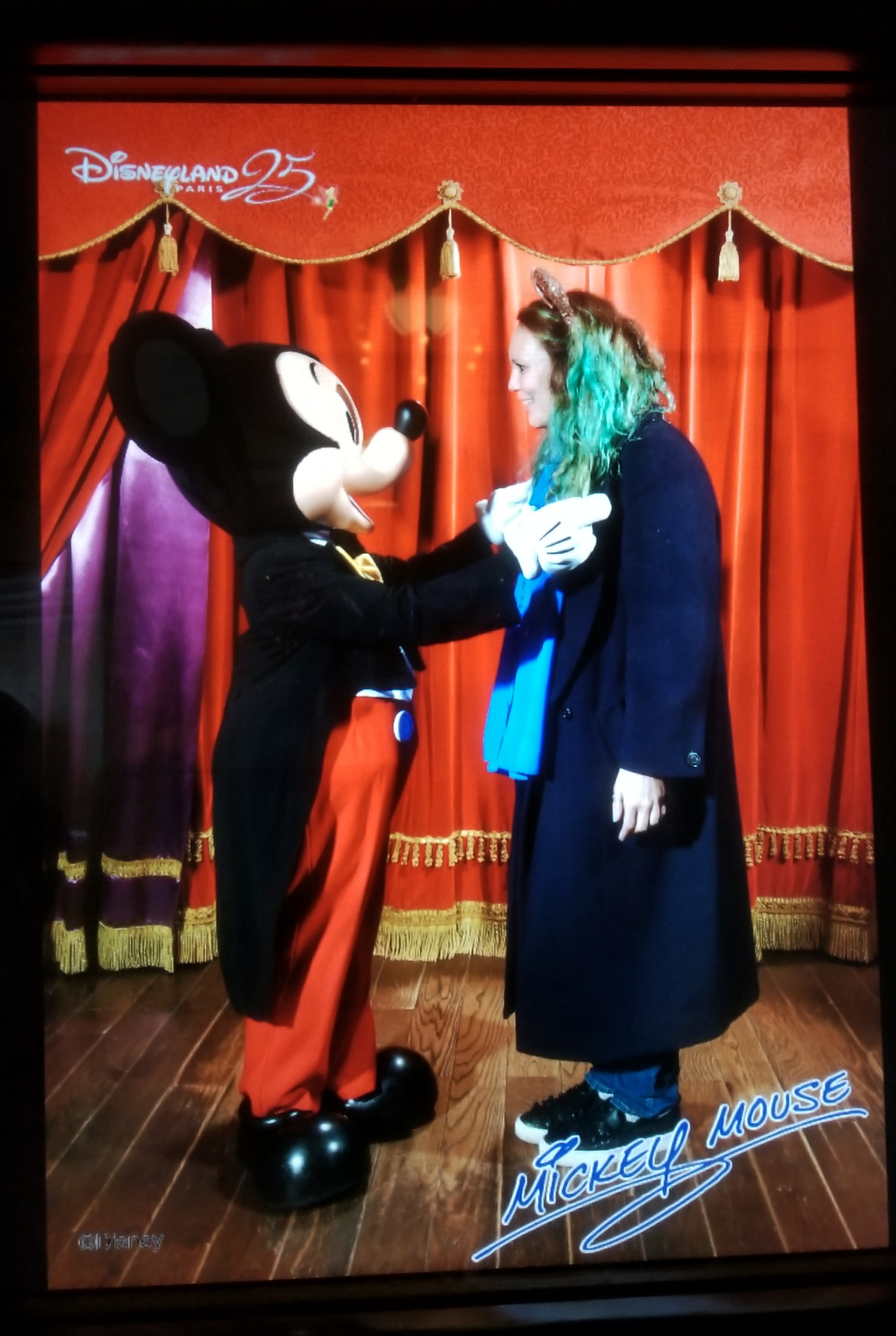 Lizzie Dies Disneyland Paris - Mickey Mouse