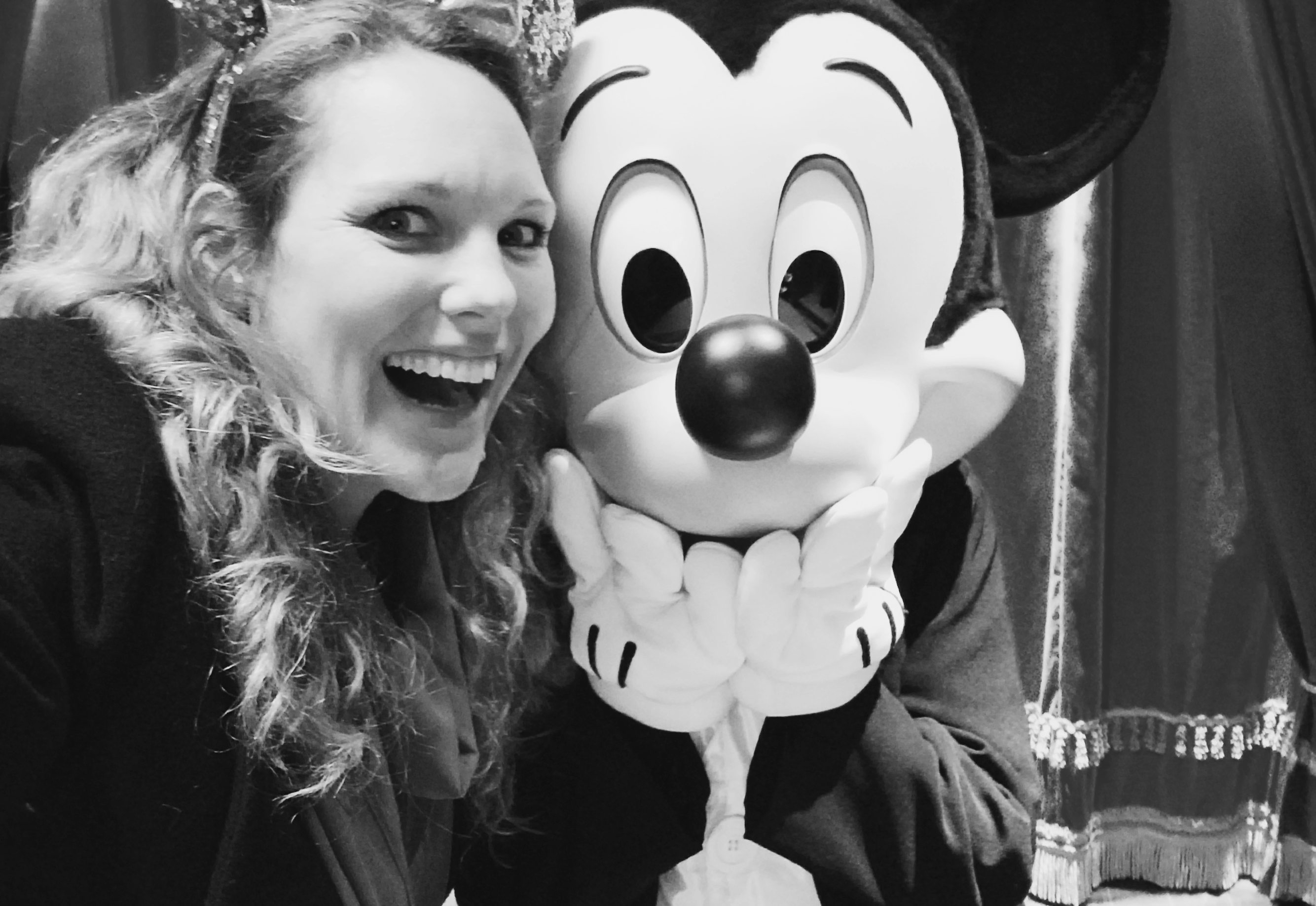 Lizzie does Disneyland Paris - Mickey Mouse selfie
